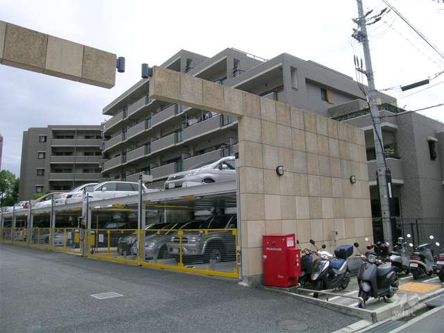 ローレルコート池田城南の外観（北東側から）手前の駐車場は隣接マンションのものです