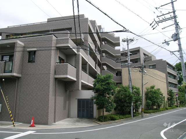 ローレルコート池田城南の外観（北西側から）周辺は一戸建てが中心に立ち並ぶ住宅地
