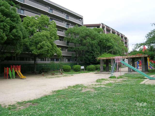 敷地の南側には広々とした公園があります