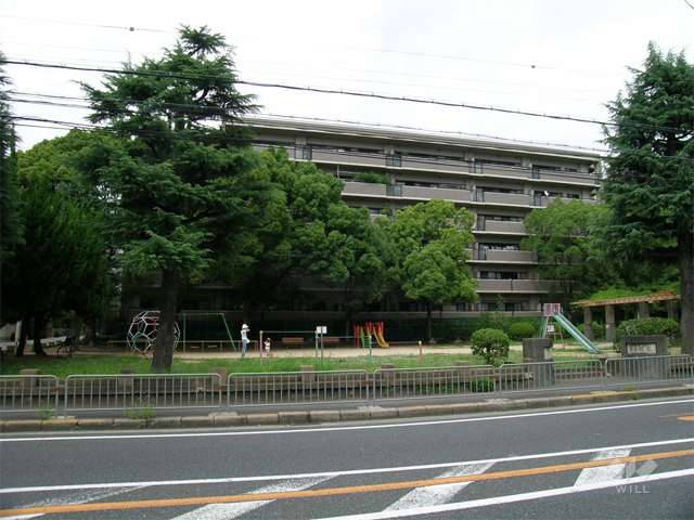 南側には公園を挟んで、国道176号線が走っています