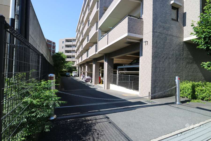 駐車場の出入口（ロボットゲート付き）