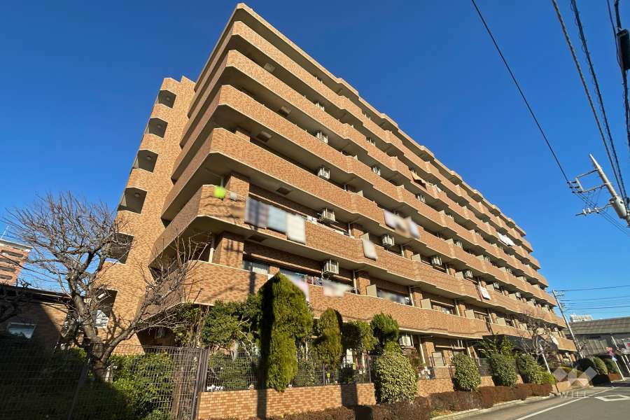 ライオンズマンション荒川自然公園の外観（南西側から）