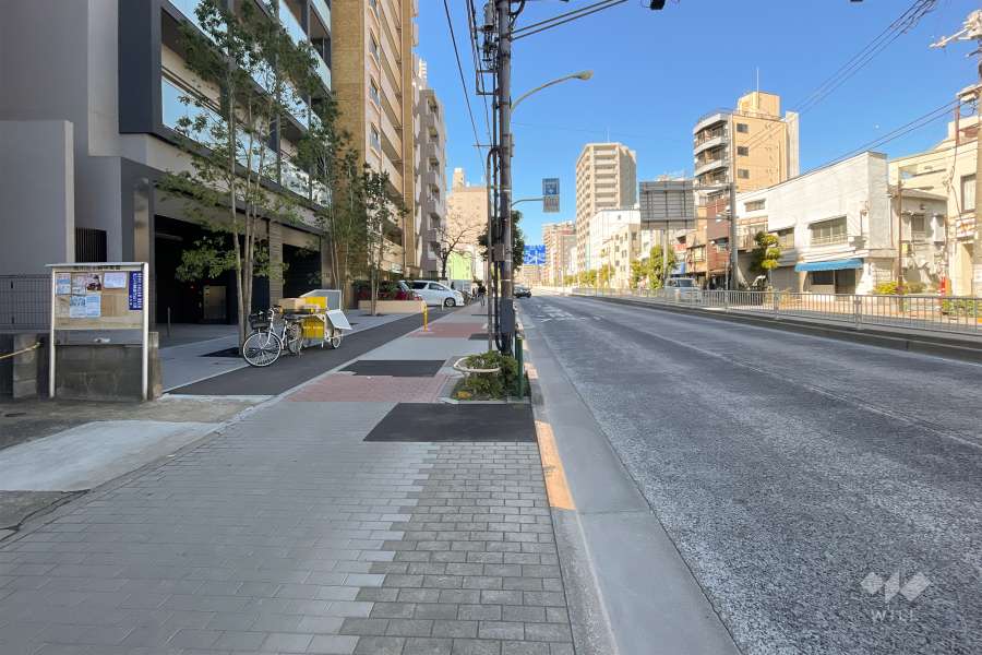 敷地の北側前面道路（東側から）