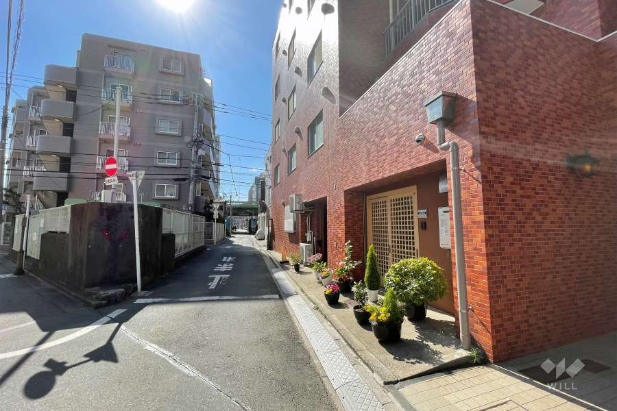 敷地の北東側前面道路はサンパール通りです（北西側から）