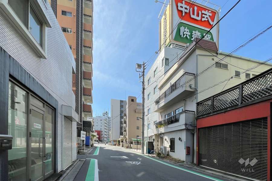 敷地西側の前面道路