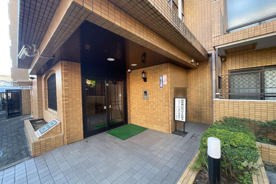 エントランスはオートロック付きです。