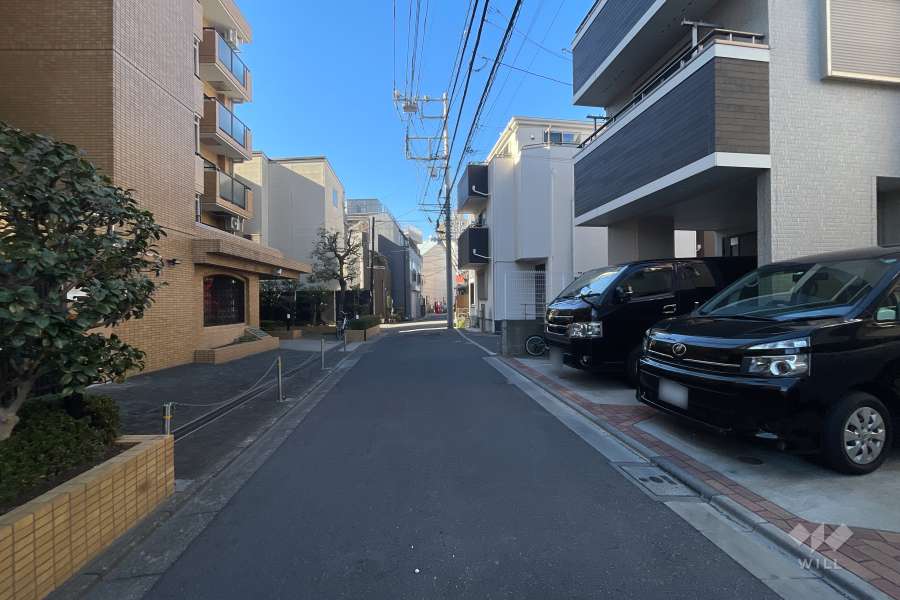 敷地北側の前面道路（東側から）