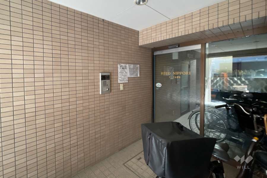 エントランスはオートロック付きです。