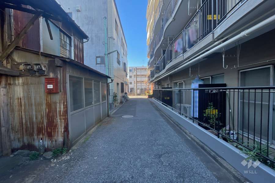 敷地南東側の前面道路（北東側から）