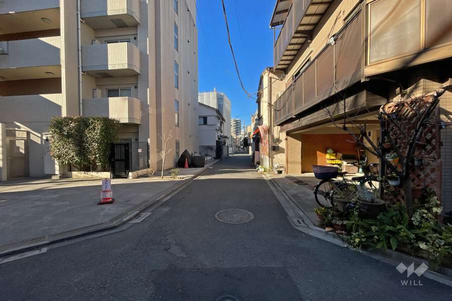 敷地北側の前面道路（東側から）