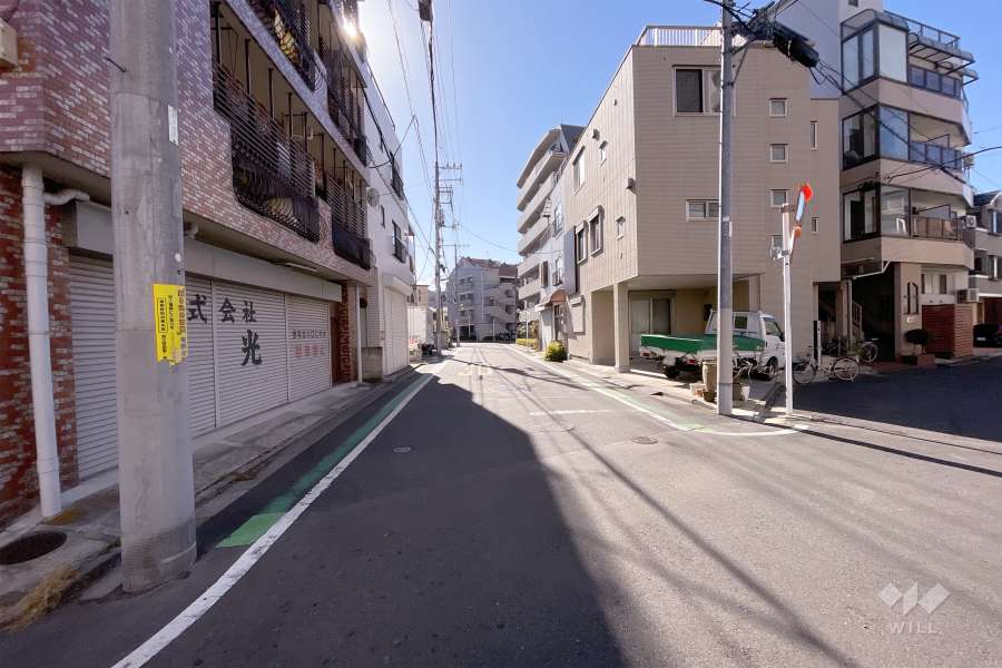 敷地西側の前面道路（北側から）