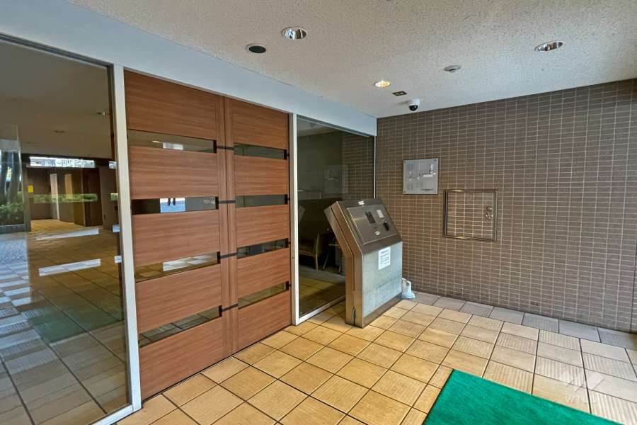 エントランスはオートロック付きです。