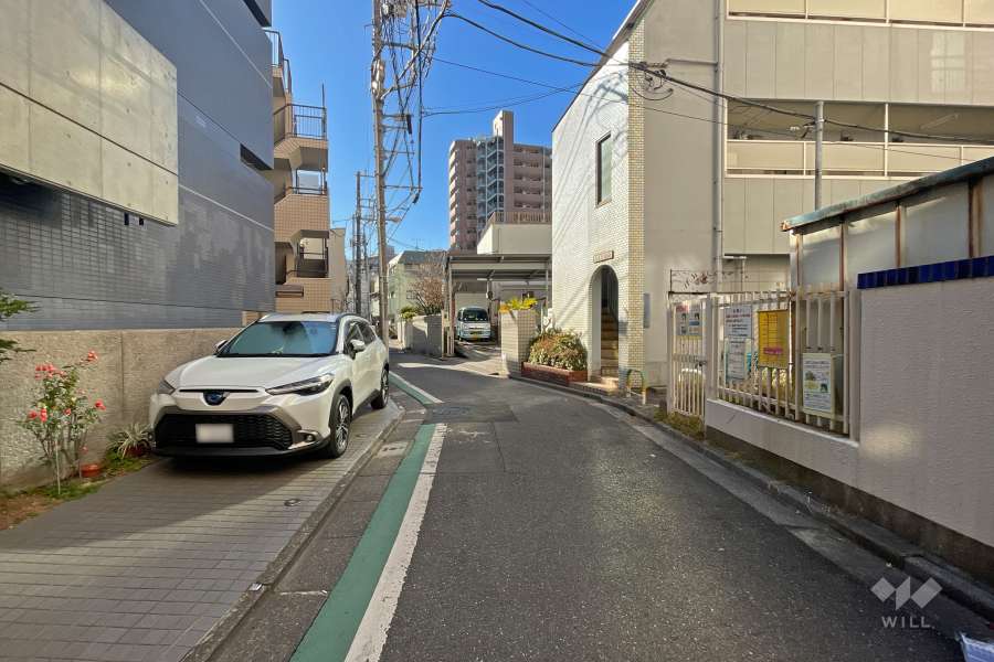 敷地東側の前面道路（北側から）