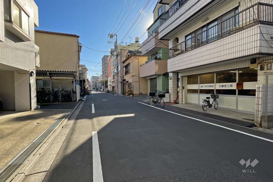 敷地西側の前面道路（北側から）