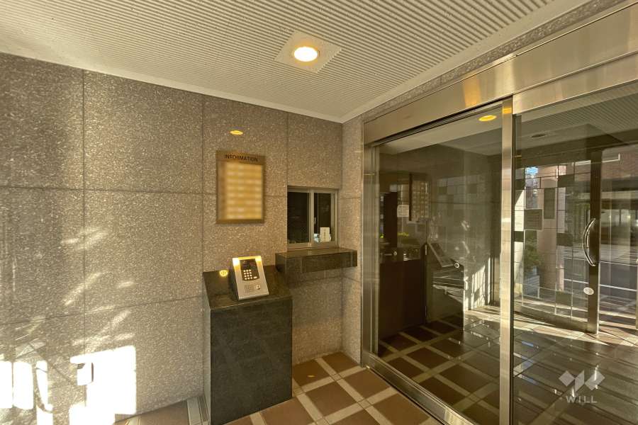 エントランスはオートロック付きです。