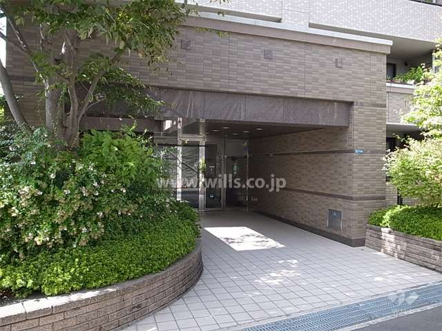 植栽に囲まれたエントランス