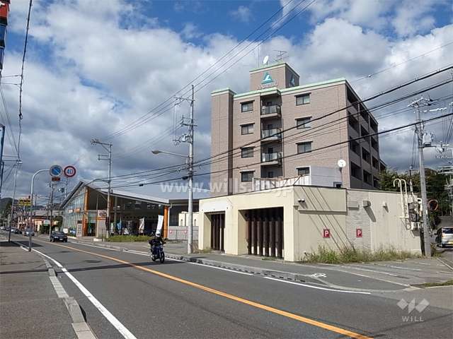 すぐ南側には国道176号線が走っており、沿道には各種店舗が並んでいます。