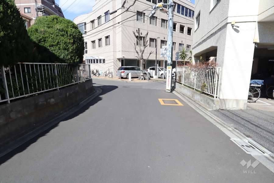 敷地東側の前面道路（南側から）
