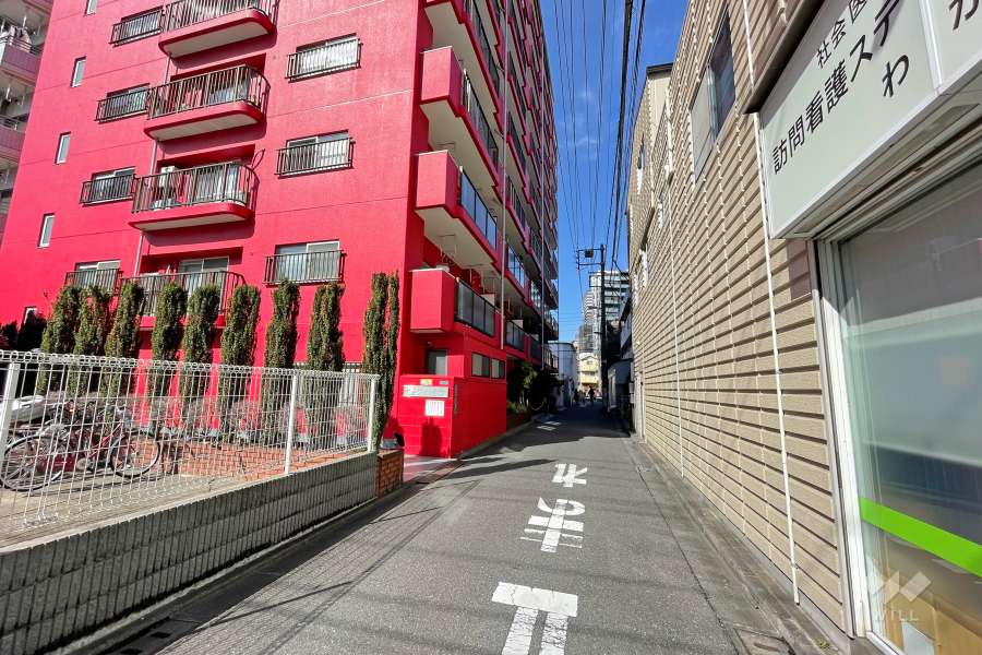 敷地東側の前面道路（南側から）