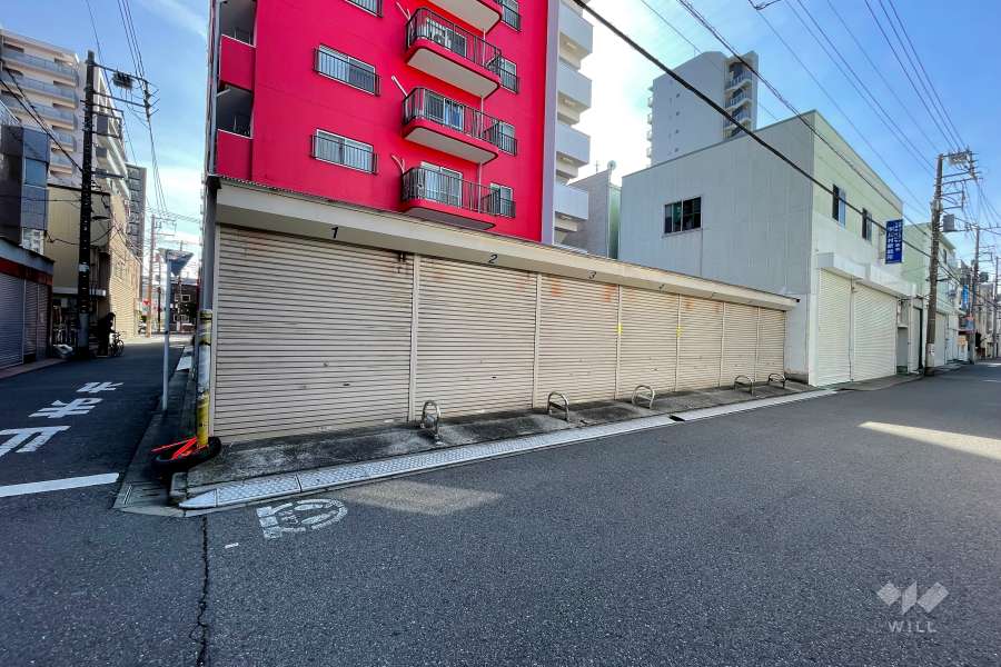 駐車場の出入り口（シャッター付き）