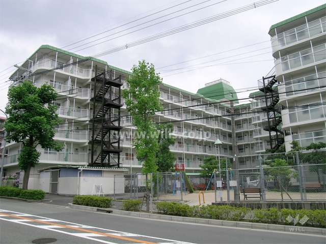 池田緑丘ハイツの外観（北側から）　目の前は街路樹のきれいなバス通り。