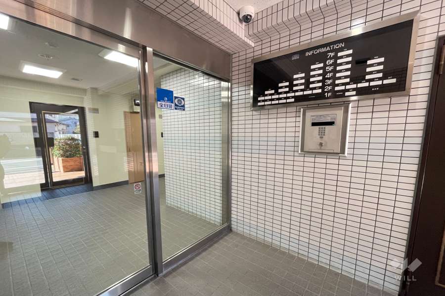エントランスはオートロック付きです。