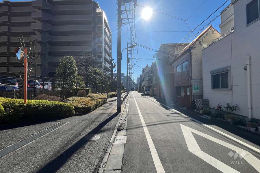敷地北側の前面道路（東側から）