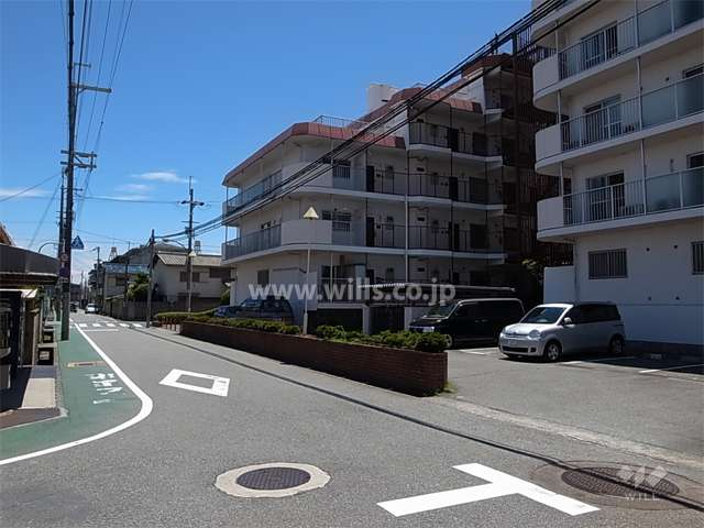 敷地北側の前面道路。周辺はマンションと一戸建てが混在する住宅地です。