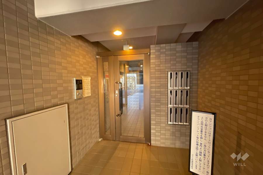 エントランスはオートロック付きです。