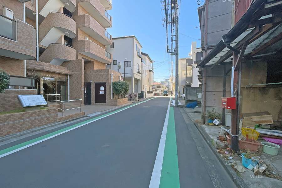 敷地南側の前面道路（西側から）