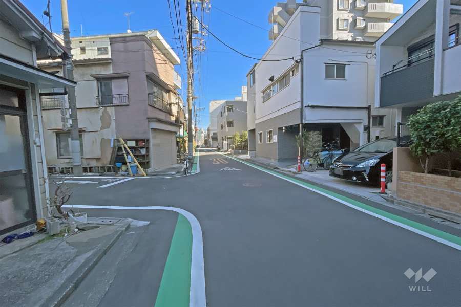 敷地南側の前面道路（東側から）