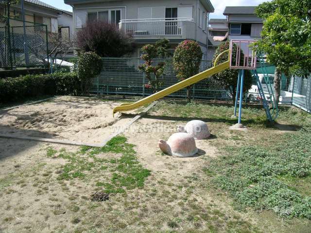 隣接する小さな公園