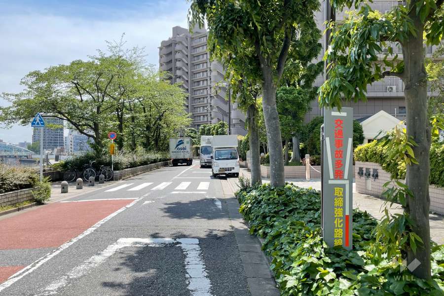 敷地北東側の前面道路（北西側から）