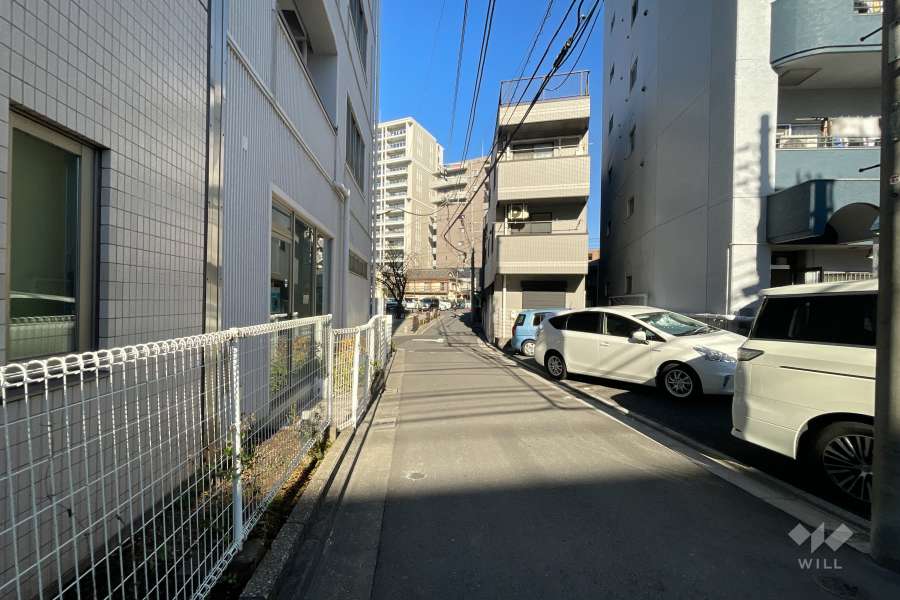 敷地南西の側前面道路（南東側から）