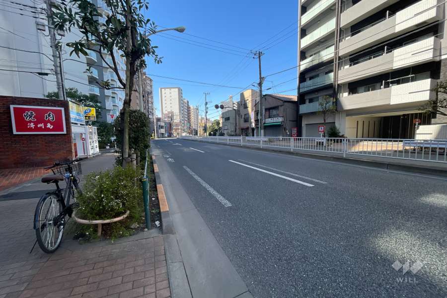 敷地北側の前面道路（東側から）