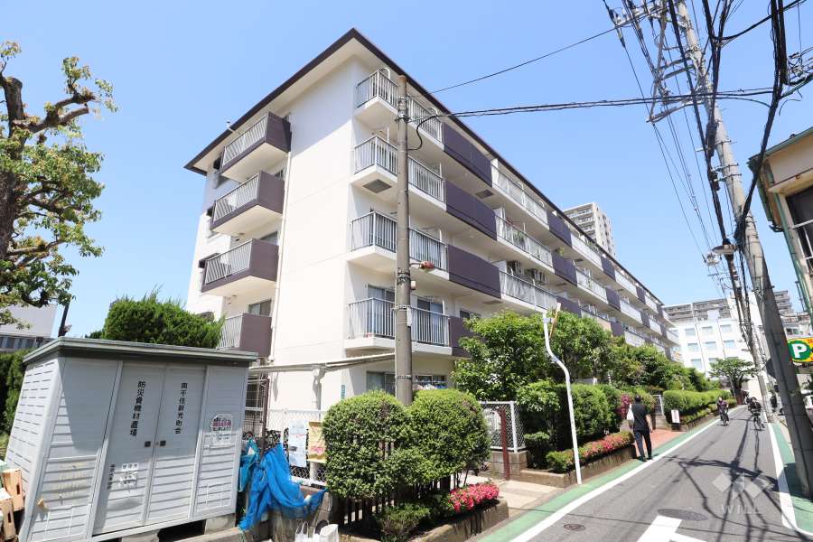 日商岩南千住マンションの外観（南東側から）