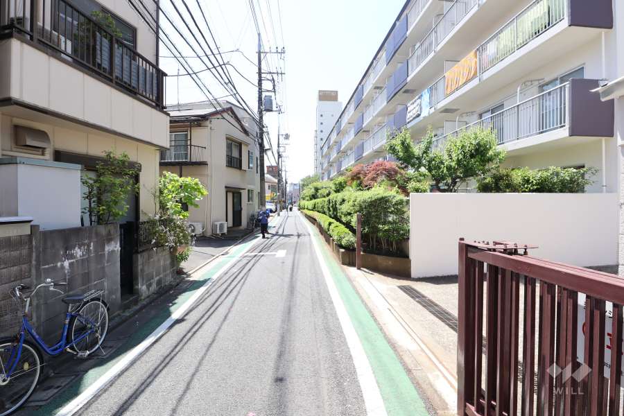 敷地の東側前面道路（北側から）