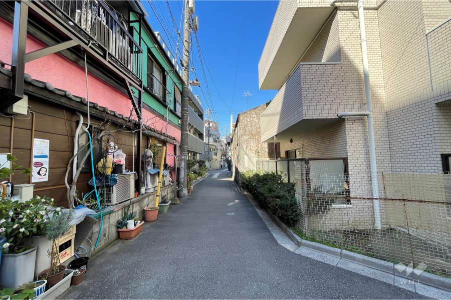 敷地南西側の前面道路（南東側から）
