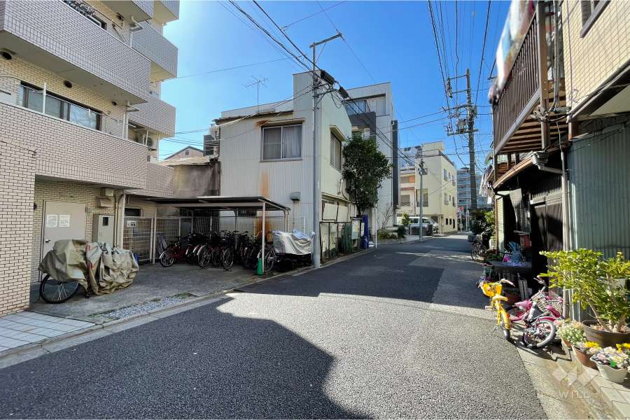 敷地北東側の前面道路（南東側から）