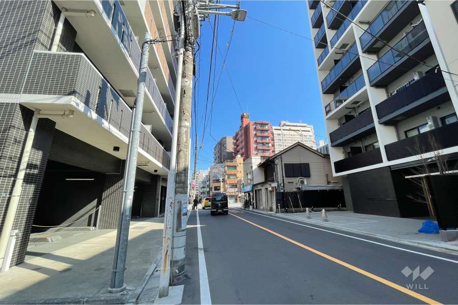 敷地南東側の前面道路（南西側から）