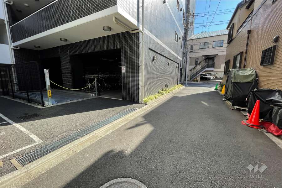 敷地南西側の前面道路（北西側から）