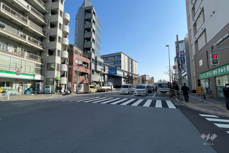 敷地の南東側前面道路（南西から）