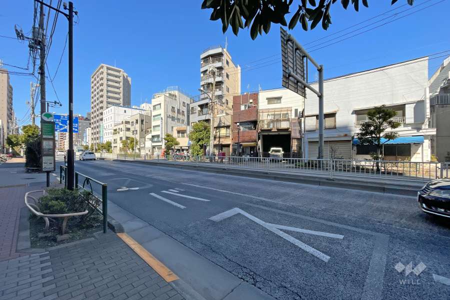 敷地の北側前面道路（東側から）