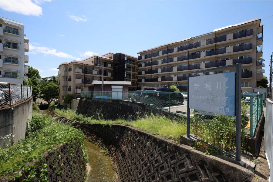 敷地西側を荒堀川が流れています。