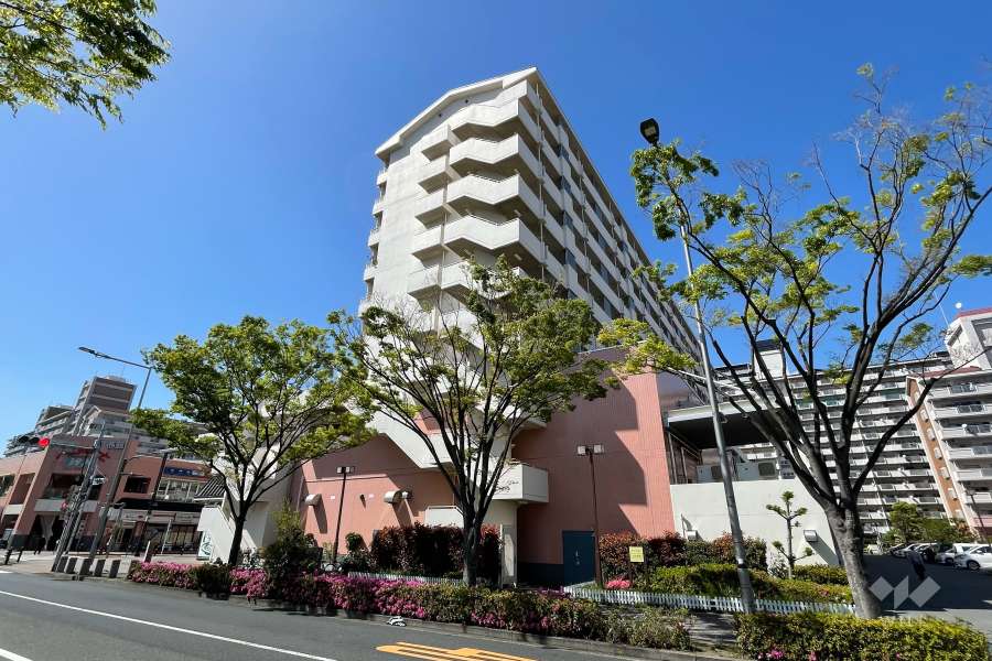 けやき通り北四番館の外観（南東側から）