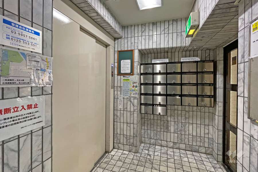 共用ポストとエレベーター