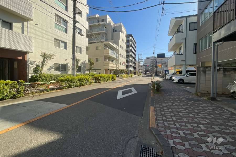 敷地西側の前面道路