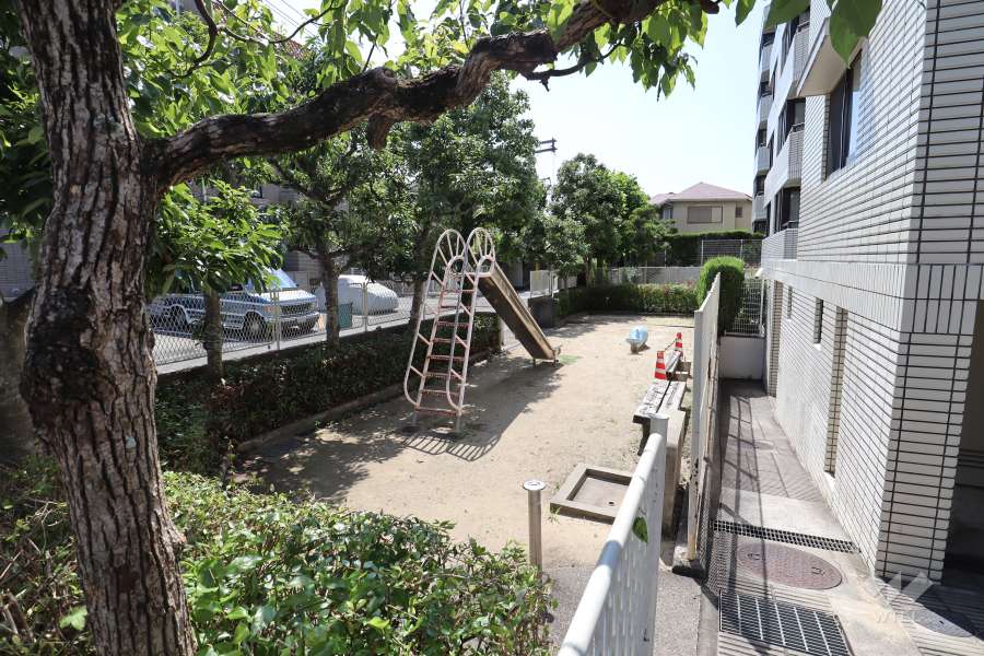 敷地に隣接する公園(東側から)