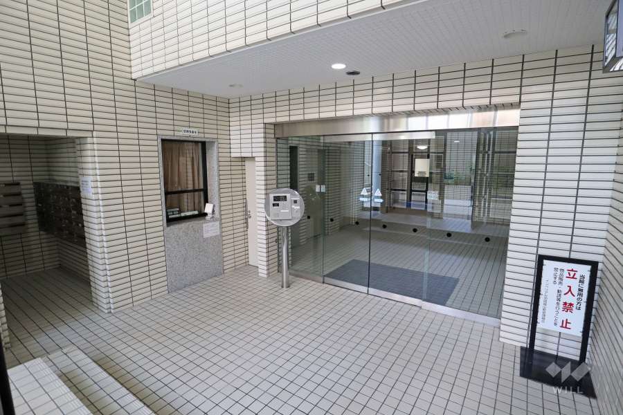 エントランスはオートロック付きです。