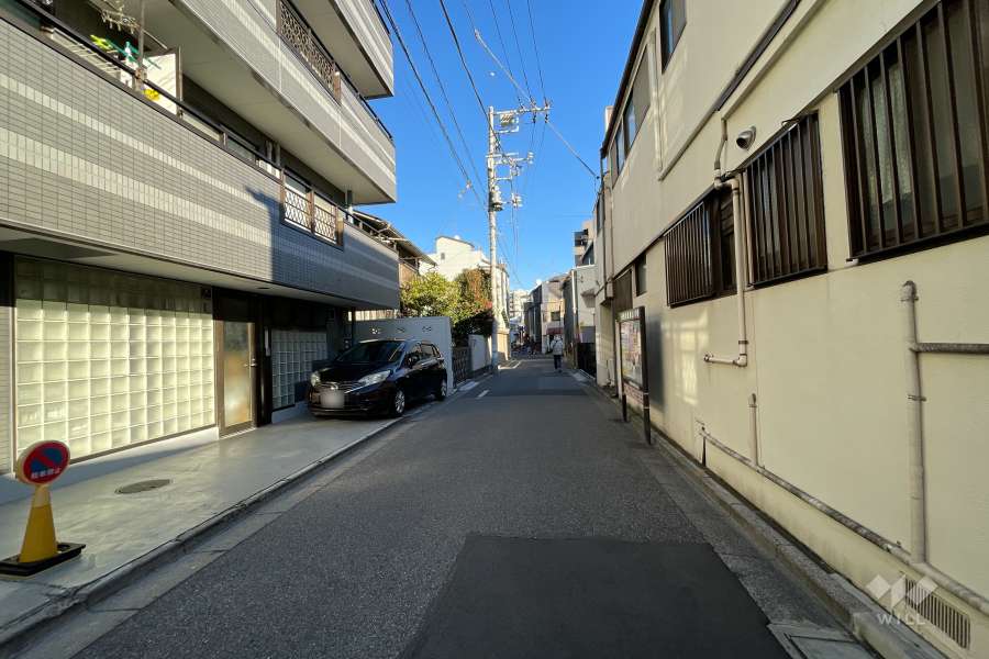 敷地南側の前面道路（西側から）